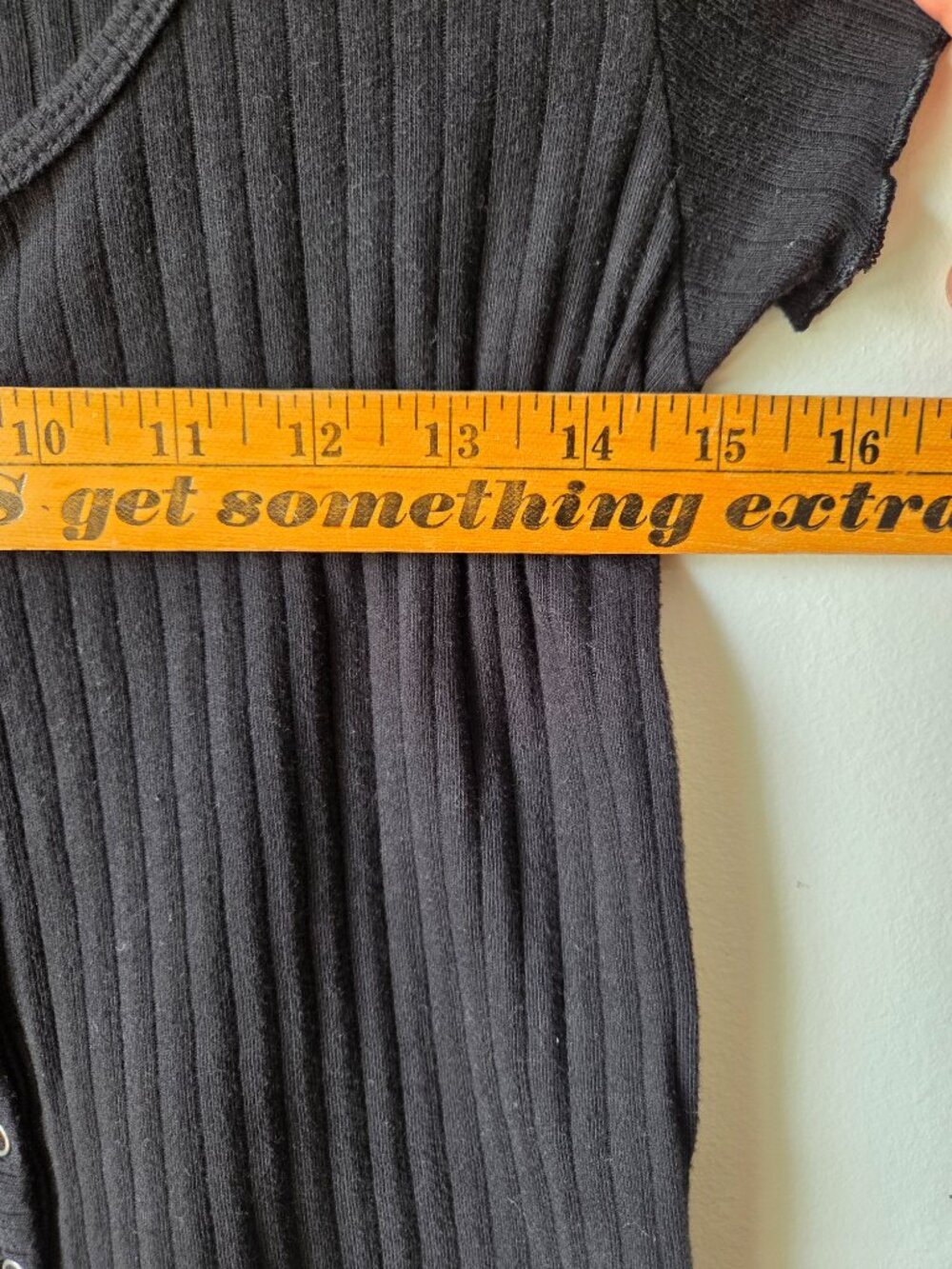EUC AMERICAN EAGLE RIBBED SCOOP NECK TEE BUTTONED SIZE SMALL - Picture 11 of 12